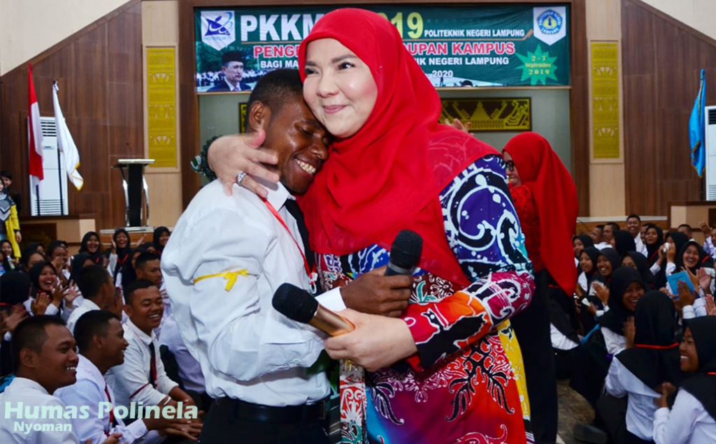 Ketua Tim Penggerak PKK Bandar Lampung Memberi Materi Motivasi Kepada Mahasiswa Baru Polinela