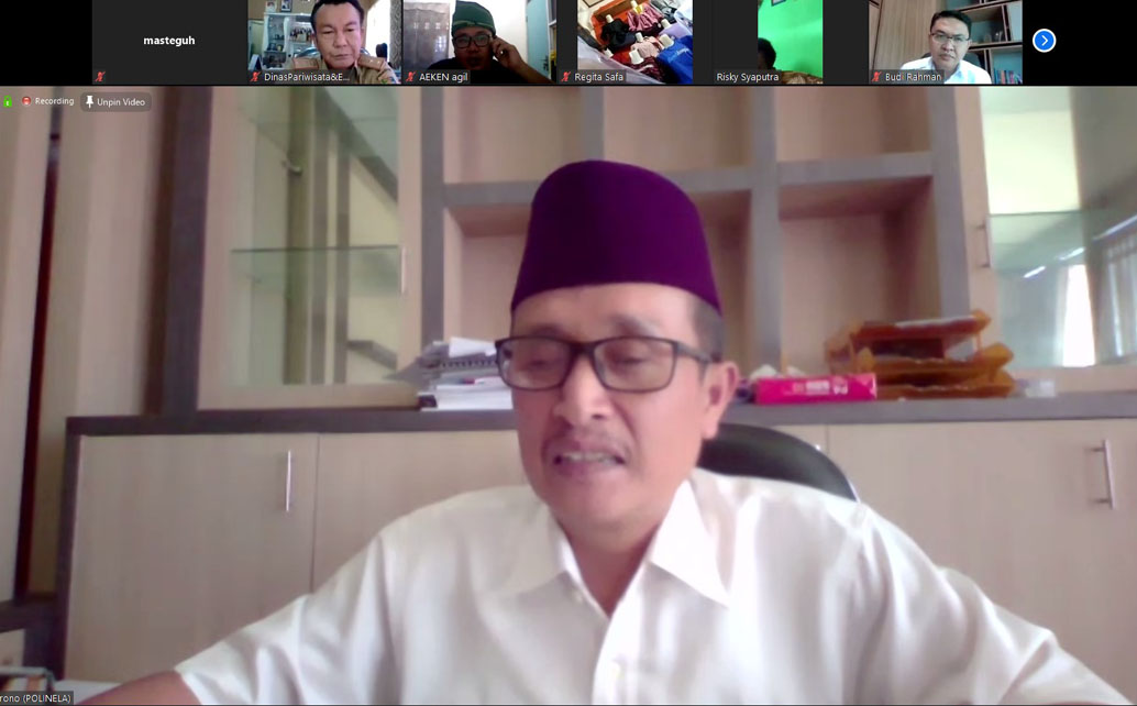 Direktur Polinela, Dr. Ir. Sarono, M.Si memberikan sambutan dalam seminar online ini.
