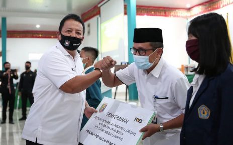 Penyerahan Simbolis Beasiswa Mahasiswa dari Gubernur kepada Direktur Polinela