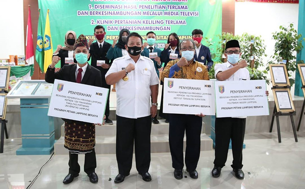 Penyerahan Simbolis Beasiswa Mahasiswa dari Gubernur kepada Direktur Polinela