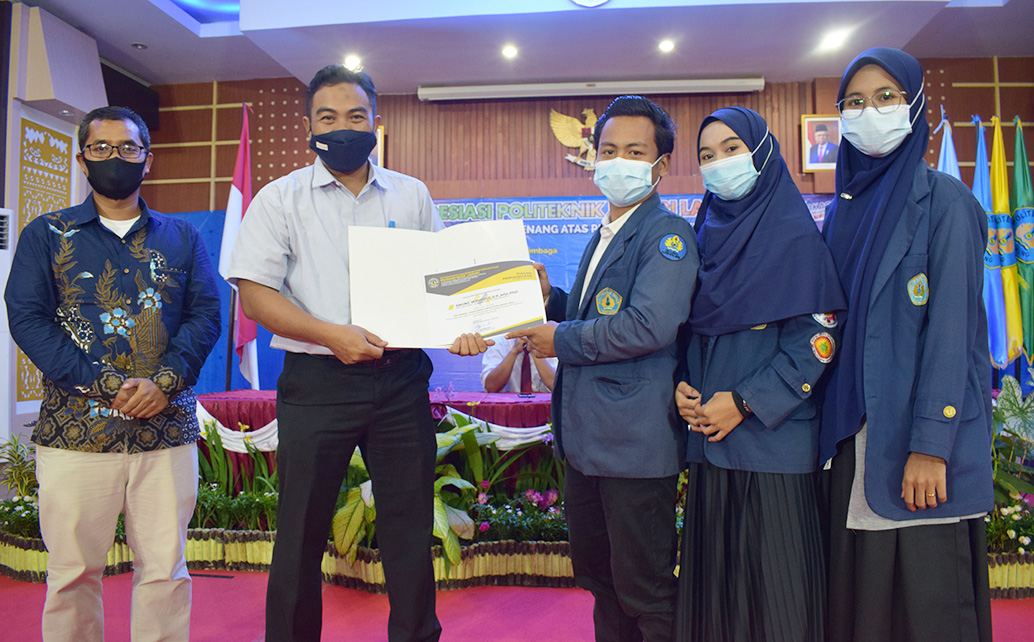 3Juara III dan tim terfavorit (honorable mention) Panah Merah Inovation Award Tema I