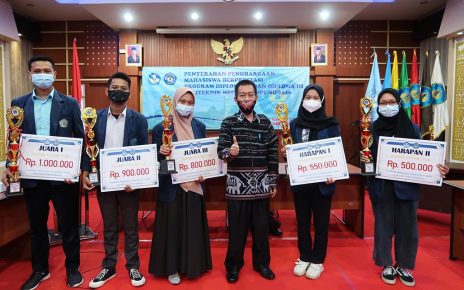 Penyerahaan Penghargaan Mahasiswa Berprestasi Politeknik Negeri Lampung Tahun 2020