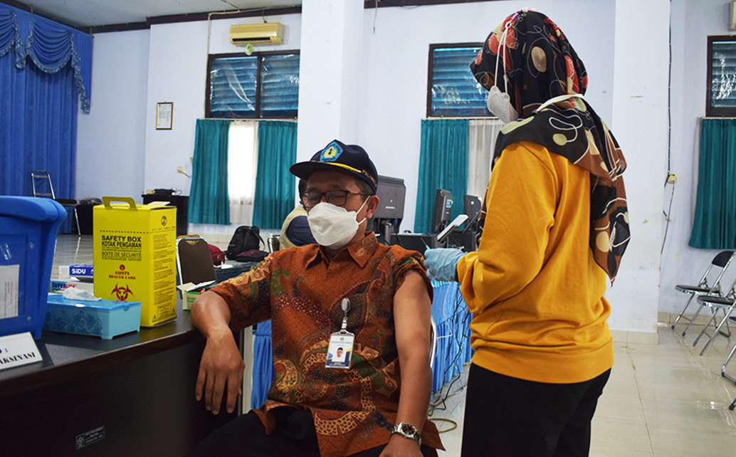 Direktur Polinela Melakukan Vaksinasi Tahap I