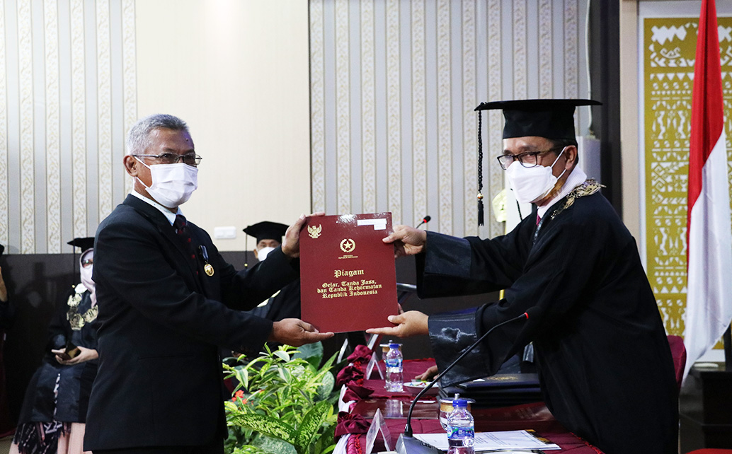 Penyerahan Piagam dan Tanda Kehormatan Satya Lancana Karya Satya 30 tahun ASN di lingkungan Polinela