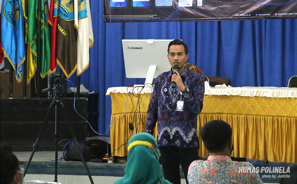 M. Teguh Prastyo, S.Kom. memberikan materi mengenai Fotografi dan Desain Grafis