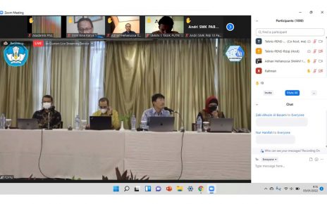 Ketua Forum Direktur Politeknik Negeri Se-Indonesia (FDPNI), Dr. Ing. Ahmad Taqwa, MT, bersama beberapa perwakilan Direktur Politeknik pada Peluncuran SNMPN 2022