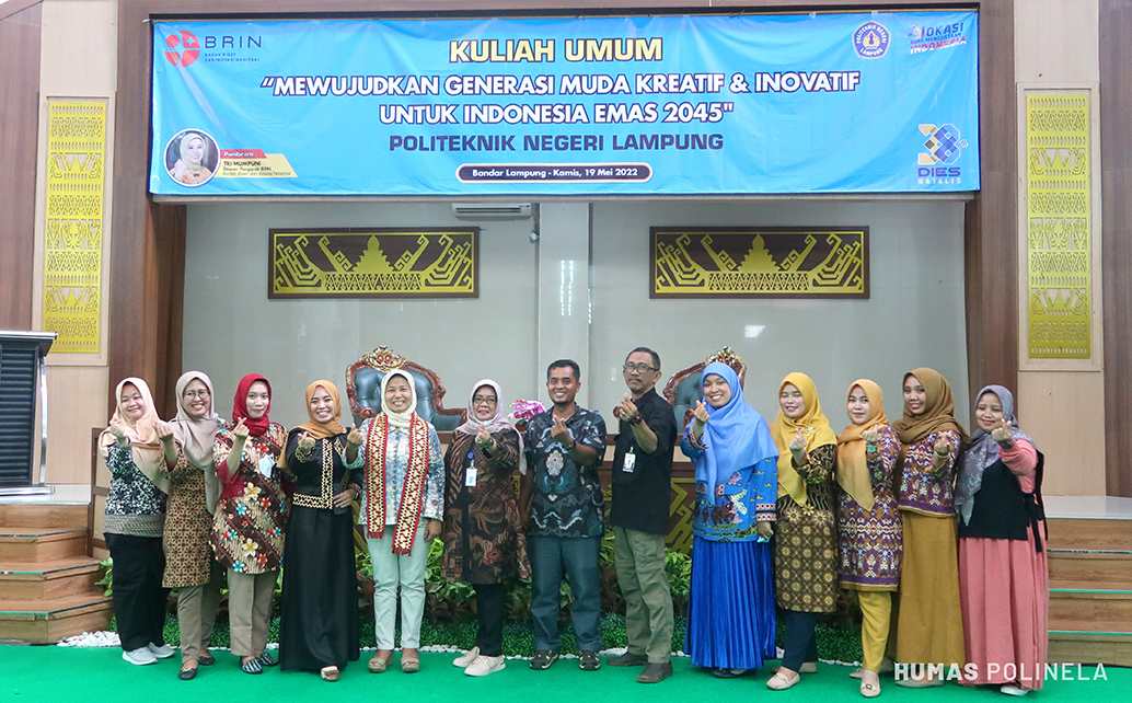 Foto Bersama Tri Mumpuni Dengan Para Dosen Polinela