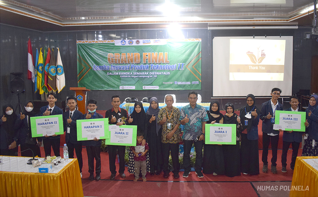 Penyerahaan Hadiah Oleh Pembantu Direktur II