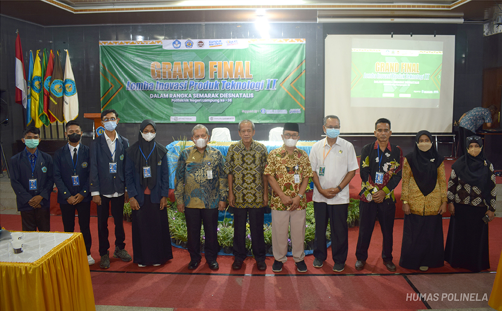 Foto Bersama dengan Peserta, Panitia dan Juri