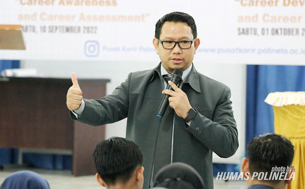 Erik Hadi Saputra, S.Kom., M.Eng. memberikan materi Career Development and Career Management