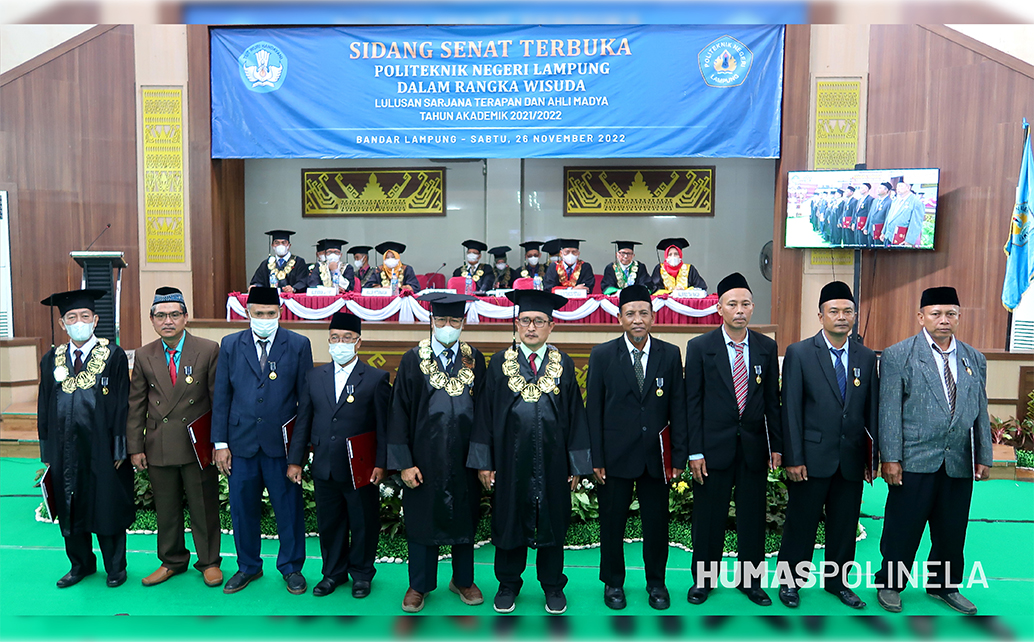 Foto Bersama Penerima Tanda Kehormatan Satya Lancana Karya Satya 30 Tahun