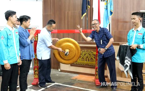 Polinela - Pemukulan Gong sebagai tanda Launching PKM Center