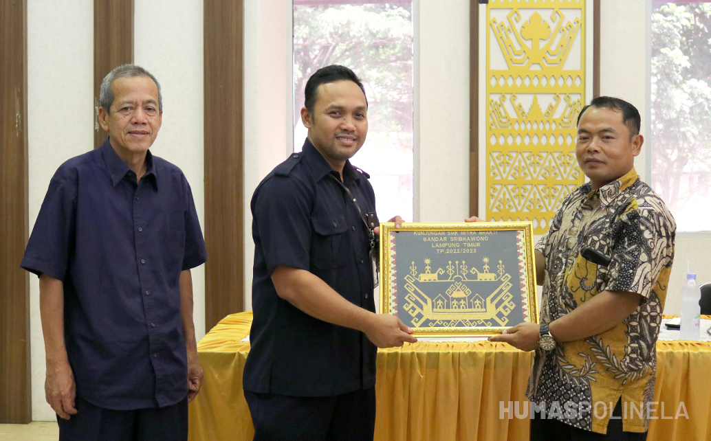 Penyerahan Cenderamata dari SMK Mitra Bhakti Bandar Sribhawono ke Polinela