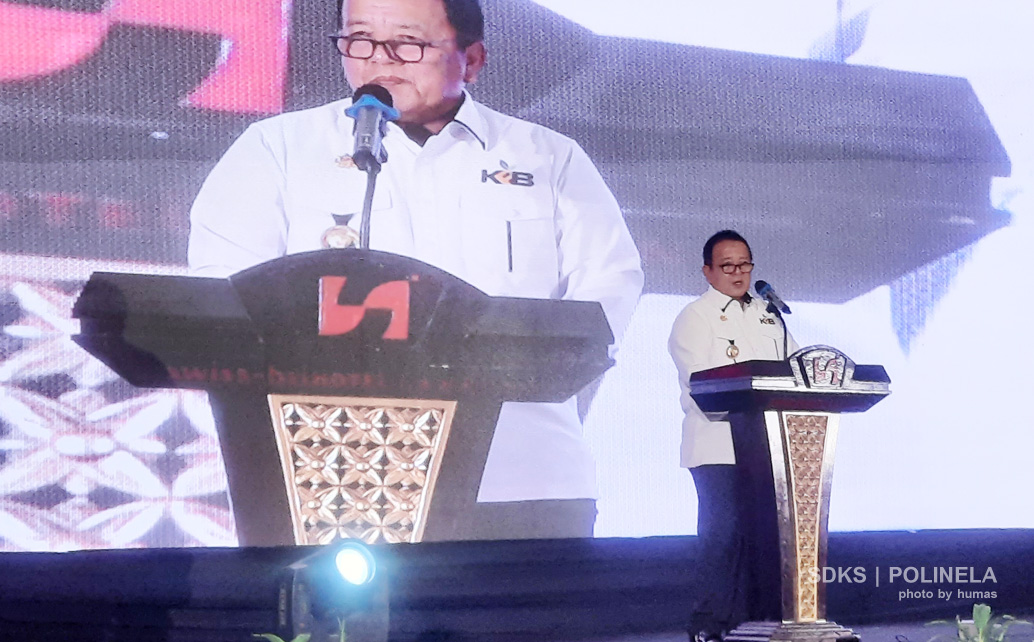 gubernur lampung serahkan penghargaan kepada mahasiswa polinela yang menjadi juara e-kpb-award 2023