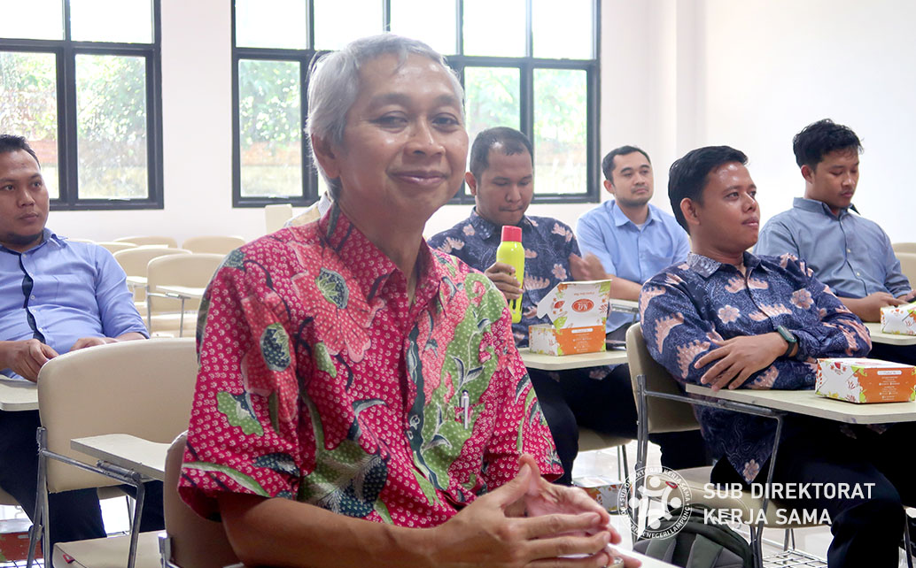 Prof. Dr. Eng. Sarwono Sutikno memberikan motivasi, serta berbagi pengalaman