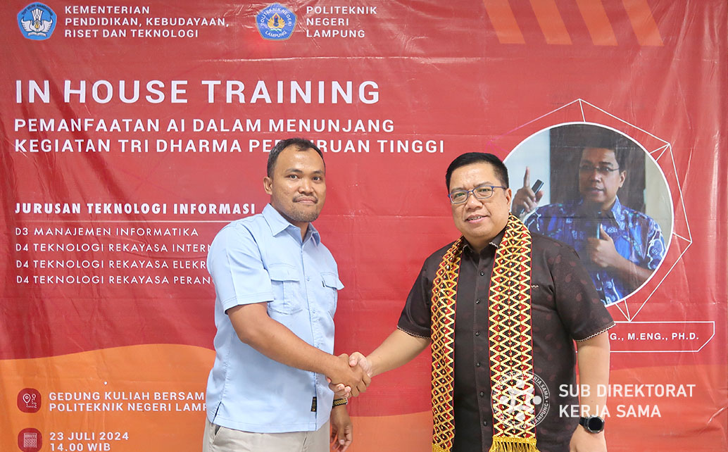 Ketua Jurusan Teknologi Informasi dan Bapak Romi Satria Wahono, B.ENG., M.ENG., PH.D. dalam kegiatan In-House Training Jurusan Teknologi Informasi (JTI) Politeknik Negeri Lampung