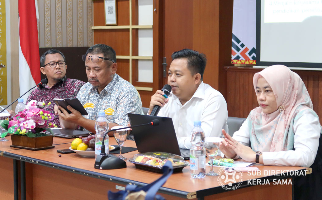 paparan kurikulum dan kerjasama industri, yang disampaikan oleh Henni Elfandari S.P., M.Si. dari Prodi Hortikultura dan Fahri Ali S.P., M.P. dari Prodi Teknologi Produksi Tanaman Hortikultura