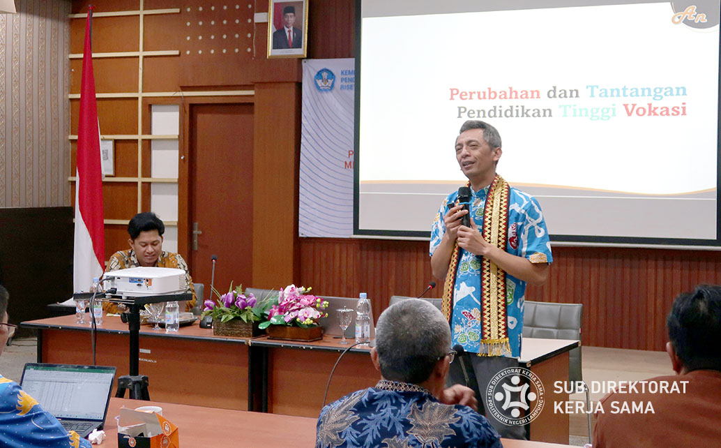 Agus Nugroho, S.T., M.T memaparkan materi