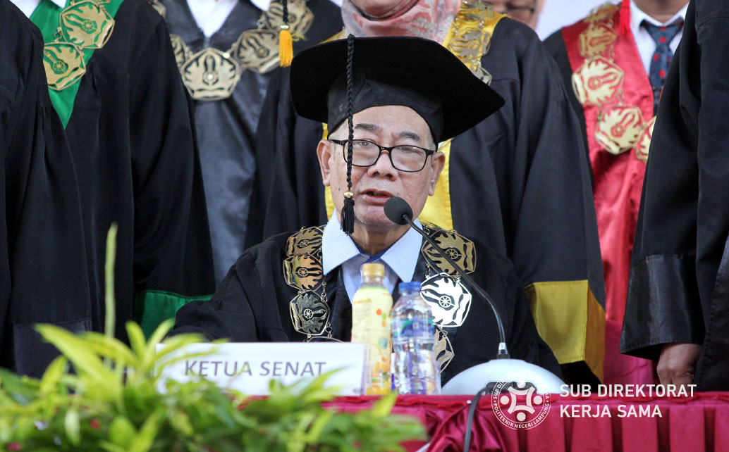 Upacara pengukuhan resmi dibuka oleh Ketua Senat Polinela, Ir. Zainal Mutaqin, M.Si.